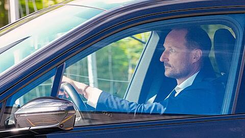 Kronprinz Haakon besuchte am Montagmittag seinen Vater im Krankenhaus in Oslo.