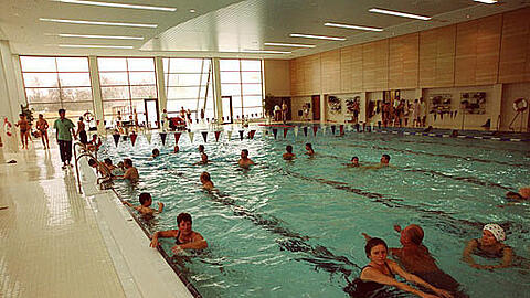 Das Schwimmbecken im Michaelibad: Weil bei dem schönen Wetter alle Besucher im Draußenbereich waren, bemerkte niemand den Jungen. Obwohl er nicht schwimmen konnte, stieg er in das Becken. Warum? Niemand weiß es.