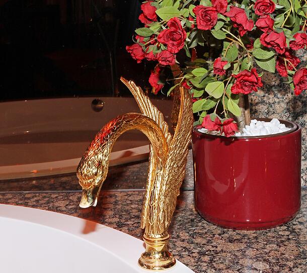 Vornehm bis ins Detail: ein goldener Wasserhahn.