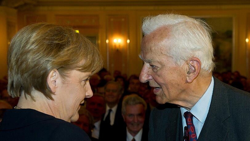 Angela Merkel hat den verstorbenen Altbundespräsidenten Richard von Weizsäcker als eine der großen deutschen Persönlichkeiten gewürdigt. Angela Merkel hat den verstorbenen Altbundespräsidenten Richard von Weizsäcker als eine der großen deutschen Persönlichkeiten gewürdigt.