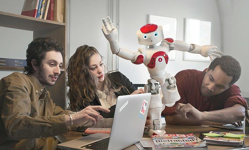 Mit Computer, guten Ideen und Teamarbeit bringt man den weiß-roten Roboter zum Laufen.