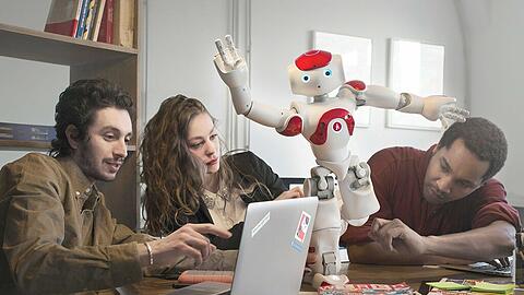 Mit Computer, guten Ideen und Teamarbeit bringt man den weiß-roten Roboter zum Laufen.