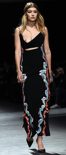 Kaum eine Show wurde so heiß erwartet, wie die von Versace. Die Bilder.