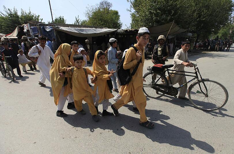 Angst vor neue Anschlägen haben diese Kinder aus Peshawar auf dem Weg zur Schule. Foto: Bilawal Arbab