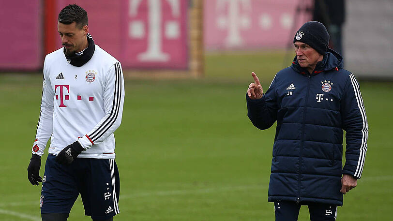 Kommunikation im Training: Bayern-Coach Jupp Heynckes (rechts) und Angreifer Sandro Wagner.