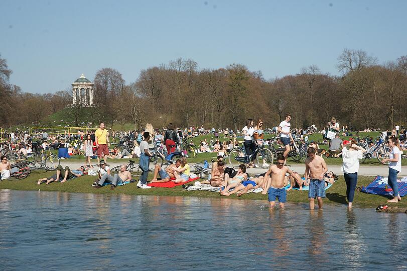 ... und auch im Englischen Garten am Eisbach läßt es sich gut sonnen oder auch erfrischen...