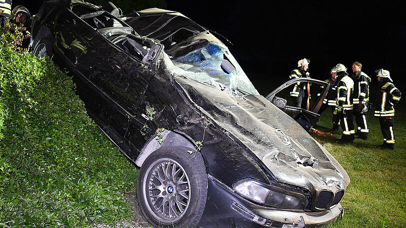 Der 48-Jährige aus Gangkofen wurde durch den Aufprall im seinem BMW eingeklemmt, musste von den Einsatzkräften der Feuerwehr befreit werden und kam schwer verletzt ins Krankenhaus Mühldorf.