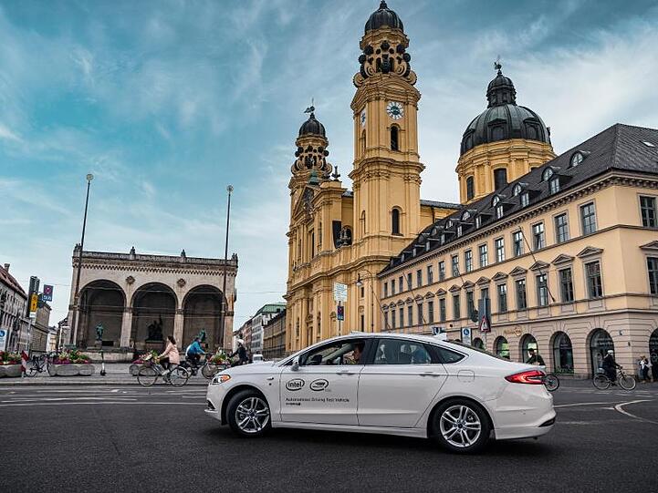 Ein selbstfahrendes Auto des zum Chip-Riesen Intel gehörenden Roboterwagen-Entwicklers Mobileye fährt für einen Test durch München.