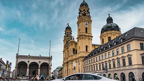 Ein selbstfahrendes Auto des zum Chip-Riesen Intel gehörenden Roboterwagen-Entwicklers Mobileye fährt für einen Test durch München.