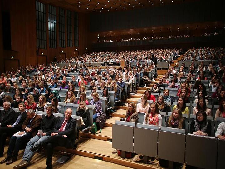Studenten verfolgen eine Einführungsveranstaltung an der Universität Köln. Bundesbildungsministerin Karliczek will das Bafög in seiner derzeitigen Form umfassend überarbeiten.