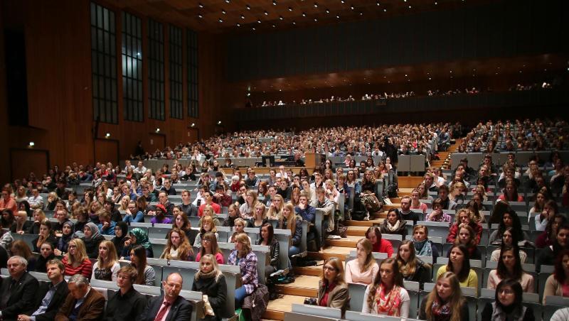 Studenten verfolgen eine Einführungsveranstaltung an der Universität Köln. Bundesbildungsministerin Karliczek will das Bafög in seiner derzeitigen Form umfassend überarbeiten. Studenten verfolgen eine Einführungsveranstaltung an der Universität Köln. Bundesbildungsministerin Karliczek will das Bafög in seiner derzeitigen Form umfassend überarbeiten.