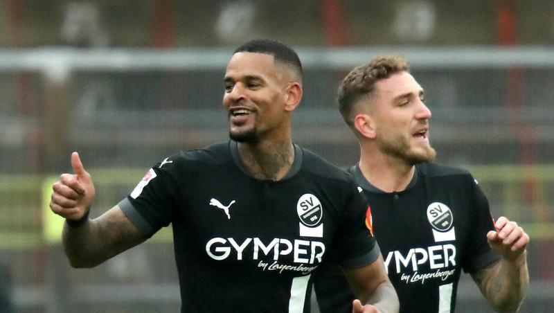 Daniel Keita-Ruel (l) aus Sandhausen jubelt neben seinem Mannschaftskollegen Robin Scheu.