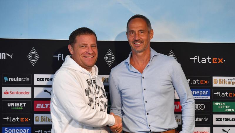 Gladbach-Sportdirektor Max Eberl (l) begrüßte den neuen Trainer Adi Hütter. Gladbach-Sportdirektor Max Eberl (l) begrüßte den neuen Trainer Adi Hütter.