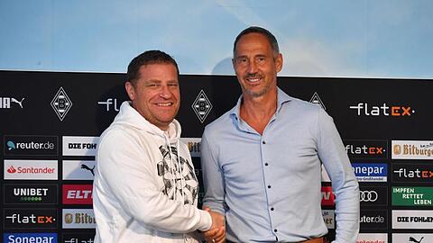 Gladbach-Sportdirektor Max Eberl (l) begrüßte den neuen Trainer Adi Hütter.