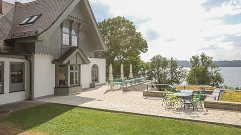 Die "Weinmann-Villa" ist heute ein Teil von "Haus Buchenried" – das Hanggrundstück mit Strand gehört seit 1953 der Münchner Volkshochschule.