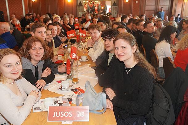 Ein Tisch voller Jusos beim Dreik&ouml;nigstreffen der M&uuml;nchner SPD im Hofbr&auml;ukeller.