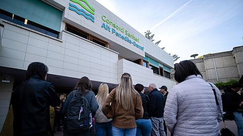 Der ungew&ouml;hnliche Fall spaltet Spanien. Vor dem Krankenhaus wurde protestiert.