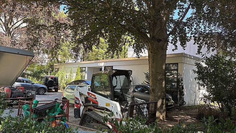 Schöner Verhau: Vor der Kirche auf dem Privatgrundstück stehen Baufahrzeuge und Autos. Schöner Verhau: Vor der Kirche auf dem Privatgrundstück stehen Baufahrzeuge und Autos.