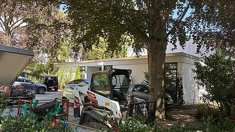 Sch&ouml;ner Verhau: Vor der Kirche auf dem Privatgrundst&uuml;ck stehen Baufahrzeuge und Autos.