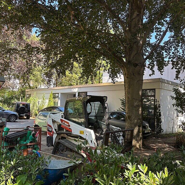 Sch&ouml;ner Verhau: Vor der Kirche auf dem Privatgrundst&uuml;ck stehen Baufahrzeuge und Autos.