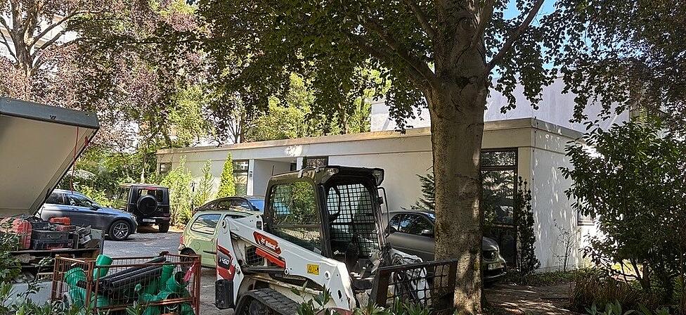Sch&ouml;ner Verhau: Vor der Kirche auf dem Privatgrundst&uuml;ck stehen Baufahrzeuge und Autos.