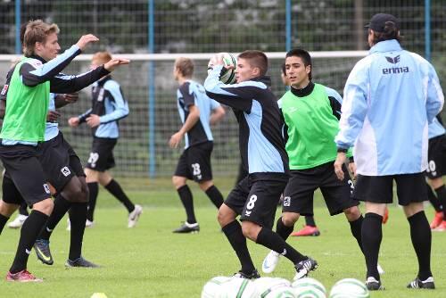 Hat Coach Ewald Lienen (blaue Jacke) gleich überzeugt: Aleksandar Ignjovski (mit Ball).