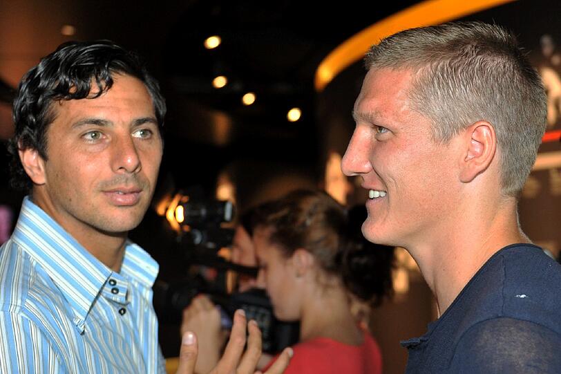 Bayern Münchens Mittelfeldspieler Bastian Schweinsteiger (hier mit Claudio Pizarro bei der Eröffnung der Erlebniswelt am 1. August) will die drei zweiten Plätze der vergangenen Saison mit Titeln in der kommenden Spielzeit entschädigen.
