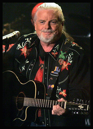 Scott McKenzie (10.01.1939 - 18.08.2012): Der US-Folksänger, Songwriter und Gitarrist schrieb mit &bdquo;San Francisco&ldquo; Popgeschichte. Sein Hit wurde zur Hymne der Hippies und Blumenkinder. Er starb im Alter von 73 an den Folgen einer Nervenkrankheit.