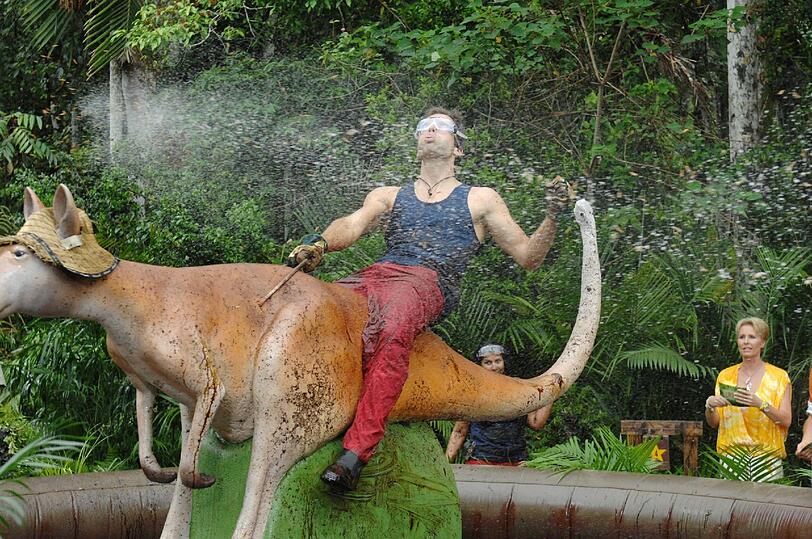 Patricks erster Tipp: &bdquo;5.000&ldquo;. Und auch da errät er die Lösung (2.250 Kilometer) rechtzeitig bevor die Minute vorbei ist. Matsche und Sirup spritzen auf den Sänger. Sonja: &bdquo;Zweiter Stern! Du darfst erst mal runter kommen.&ldquo;