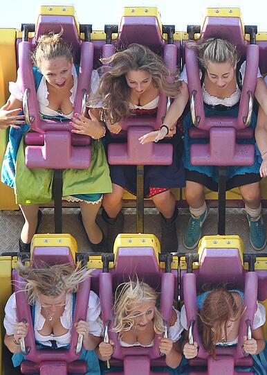 Das Fahrgeschäft "Top Spin" gewährt tiefe Einblicke. An der Attraktion haben nicht nur die Insassinnen Spaß.