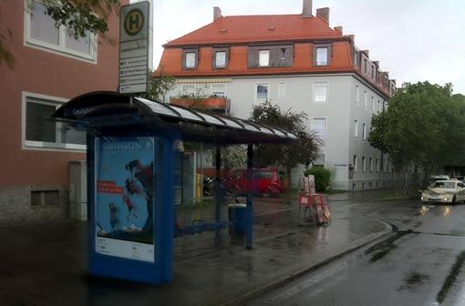 An dieser Bushaltestelle im Münchner Süden wurde das Lösegeld in einem Mülleimer deponiert - zum Schein.