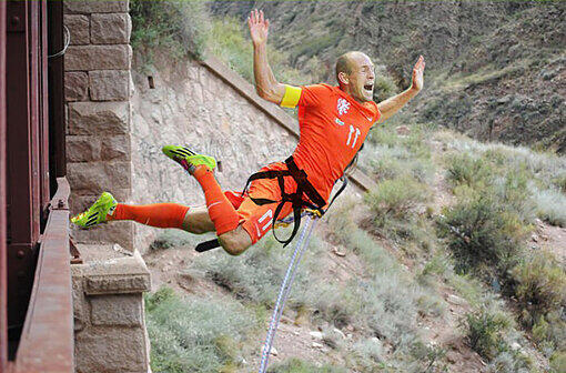 Arjen Robben beim Bungee-Jumping.
