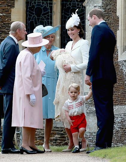 Nach der Taufe stand die britische Königsfamilie noch vor der Kirche.