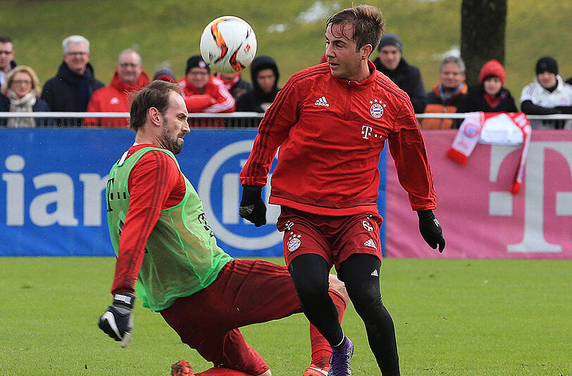 Auch Tom Starke wird von Götze umspielt.