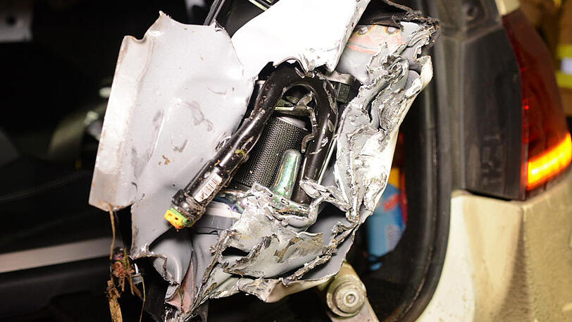 Auf der B388 im Landkreis Landshut kommt es zu einem schweren Unfall nach einem Reifenplatzer. Drei Personen werden verletzt.