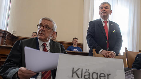 Gustl Mollath (r.) will 1,8 Millionen vom Freistaat, sein Anwalt Hildebrecht Braun (l.) fordert in der Verhandlung eine Entschuldigung eines Ministers.