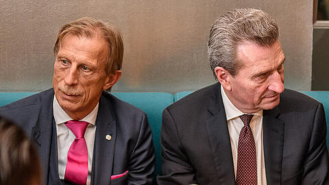 Christoph Daum und Günther Oettinger auf dem "EuroMinds"-Wirtschaftsgipfel in Hamburg