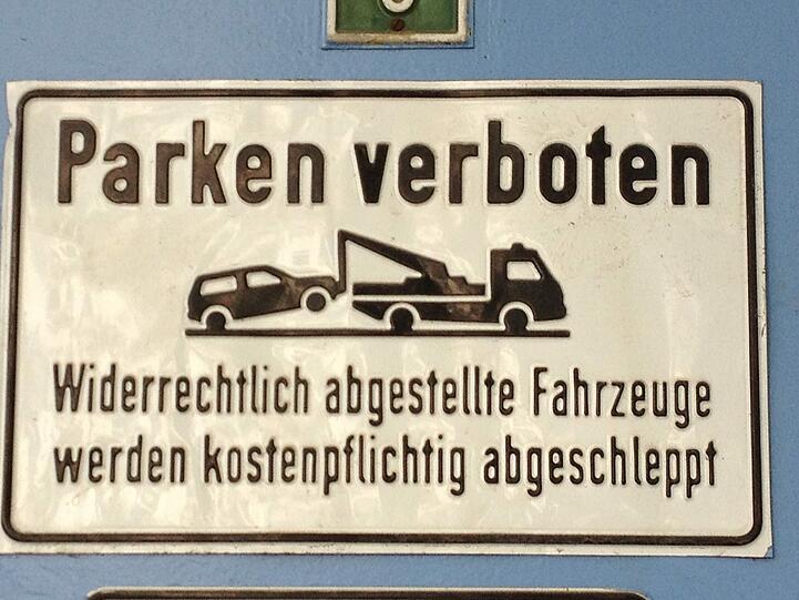 In diesen Innenhof in der Maxvorstadt darf man fast gar nichts - zumindest wenn es nach den Schildern geht.