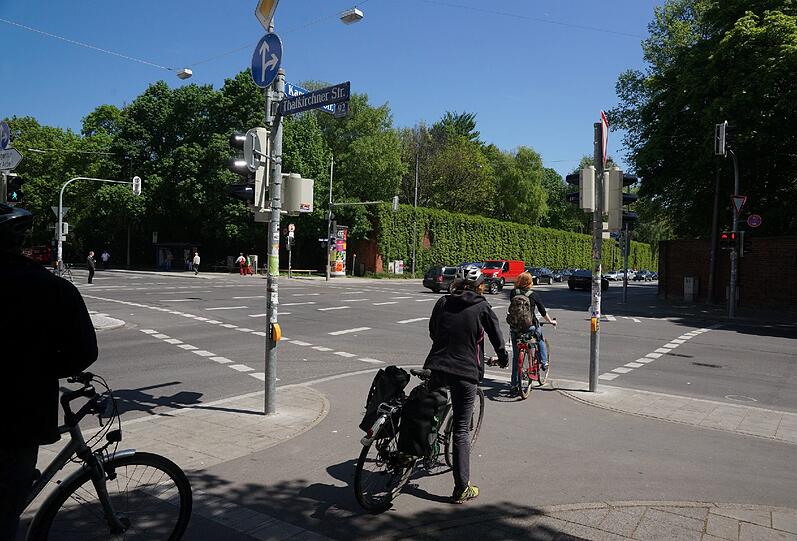 Ein Kreis markiert die Unfallstelle an der Ecke Kapuziner- und Thalkirchner Straße.