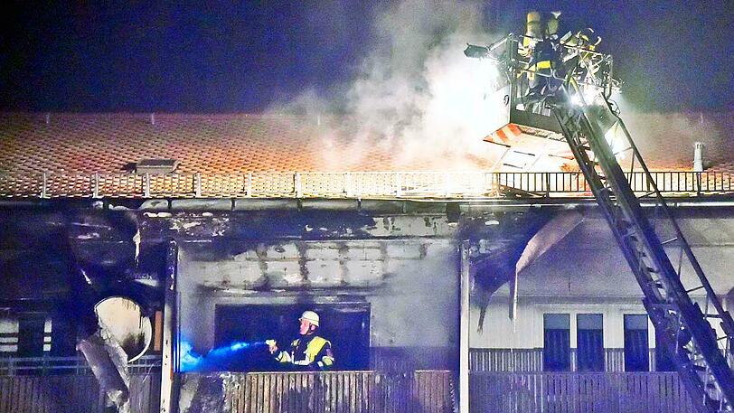 Das Feuer an der Chiemgaustraße griff von einem Balkon auf den Dachstuhl über.