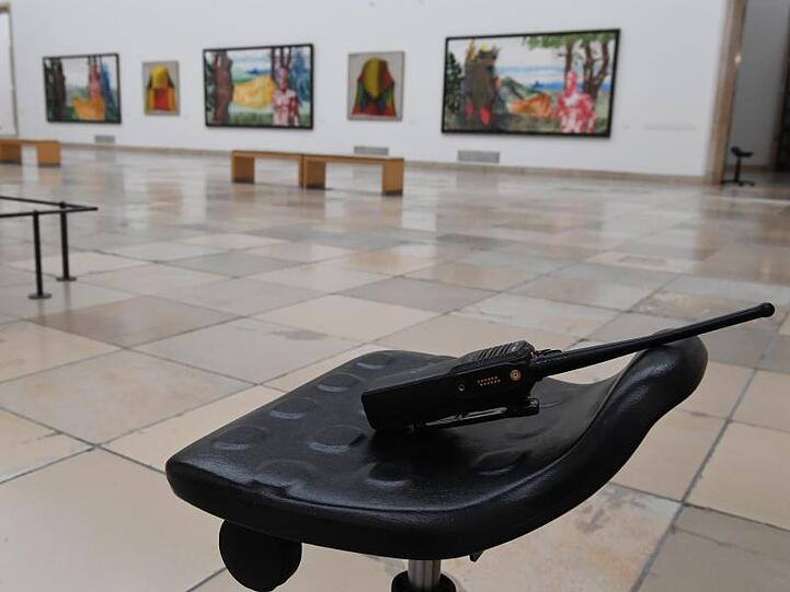 Das Funkgerät einer Aufsichtsperson liegt in einer Ausstellung des Künstlers Markus Lüpertz im Haus der Kunst. Foto: Felix Hörhager
