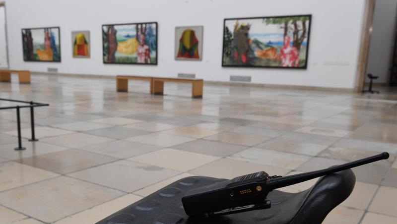 Das Funkgerät einer Aufsichtsperson liegt in einer Ausstellung des Künstlers Markus Lüpertz im Haus der Kunst. Foto: Felix Hörhager Das Funkgerät einer Aufsichtsperson liegt in einer Ausstellung des Künstlers Markus Lüpertz im Haus der Kunst. Foto: Felix Hörhager