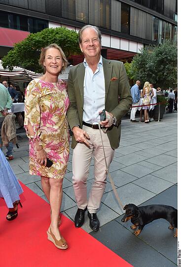Stefanie Prinzessin zu Sayn Wittgenstein Berleburg mit Andreas Baron von Maltzan und Hund Fritz beim
20 Jahre Brenner Sommerfest in München am 20.07.2023.