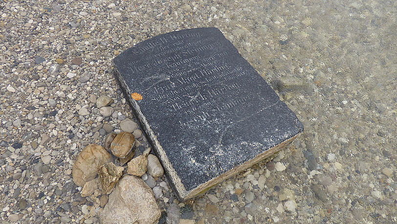 Der Grabstein des 1911 verstorbenen Joseph Steininger. Wie kam er in die Isar? Der Grabstein des 1911 verstorbenen Joseph Steininger. Wie kam er in die Isar?