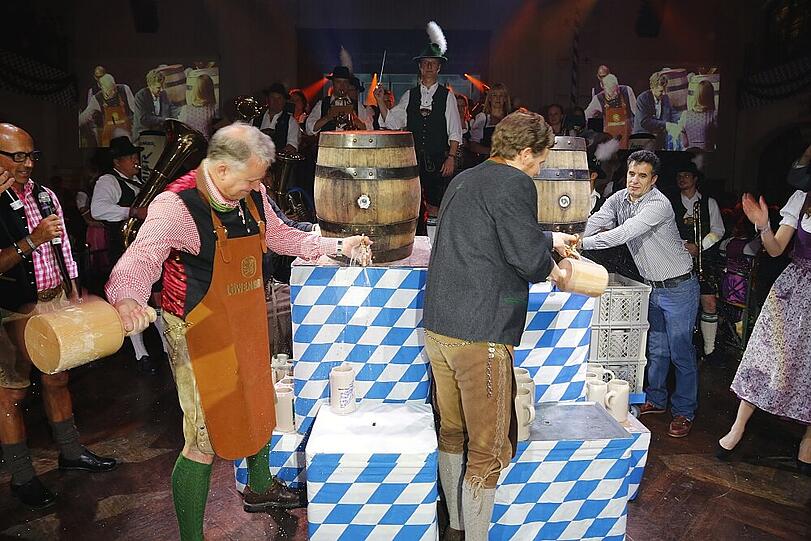 Selbst Modebegeisterte wurden nicht enttäuscht: Neben den bunten und schicken Trachten der Gäste, bot Trachten Angermaier auch dieses Jahr wieder am Auftakt-Abend eine fulminante Modenschau.
