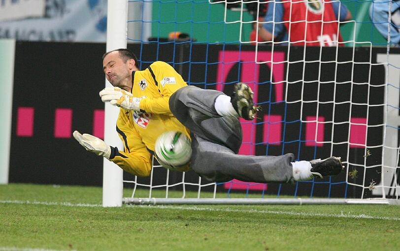 Die Bilder von Gabor Kiraly bei den Löwen.