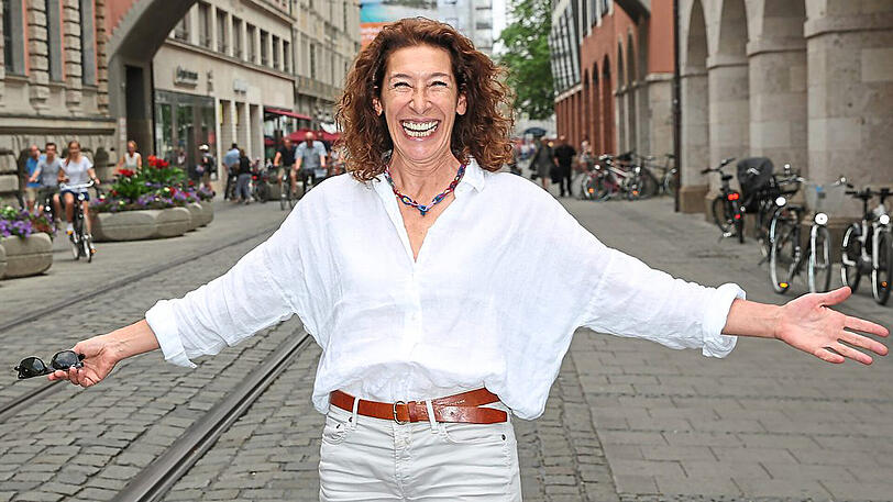 Ihre gute Laune ist nicht gespielt: Die Wiener &bdquo;Tatort&ldquo;-Kommissarin Adele Neuhauser freut sich über den Sonnenschein in München und strahlt mit.