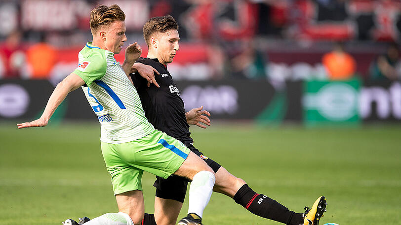 Kampf auf Augenhöhe: Bei der Partie Wolfsburg gegen Leverkusen gab es am Ende keinen Sieger. Das Spiel endete 2:2.