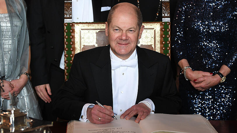 Gerade noch zu Gast in Bremen, übermorgen beim Politischen Aschermittwoch in Vilshofen &ndash; und ab März in Berlin? Olaf Scholz (SPD) trägt sich vor der "474. Bremer Schaffermahlzeit" in das Goldene Buch der Stadt ein. Wer ihm in Hamburg als Bürgermeister nachfolgt, ist unklar.