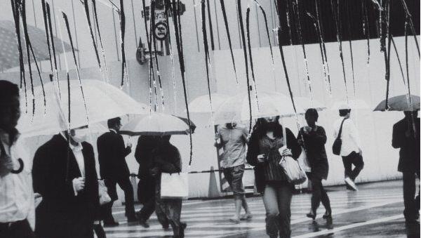 Nobuyoshi Araki fotografierte Menschen, Blüten, Landschaften. Nobuyoshi Araki fotografierte Menschen, Blüten, Landschaften.